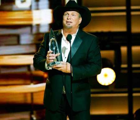 Garth Brooks přebírá ocenění pro Umělce roku, CMA Awards 2016 (Foto: Donn Jones/CMA)